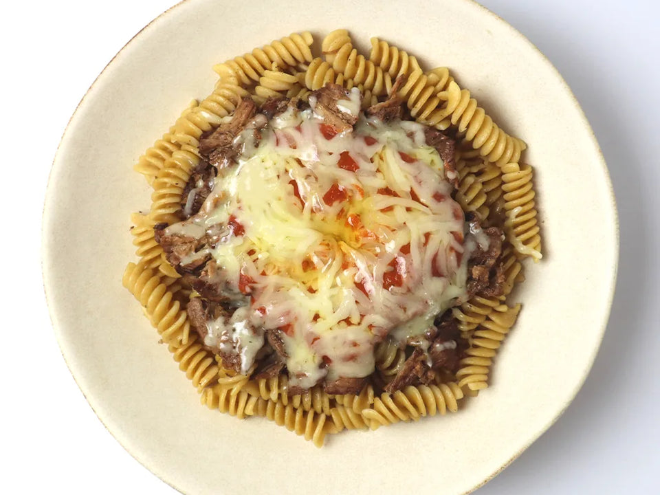 Pulled-Beef mit Vollkorn-Spiralen, Napolisauce und Käse