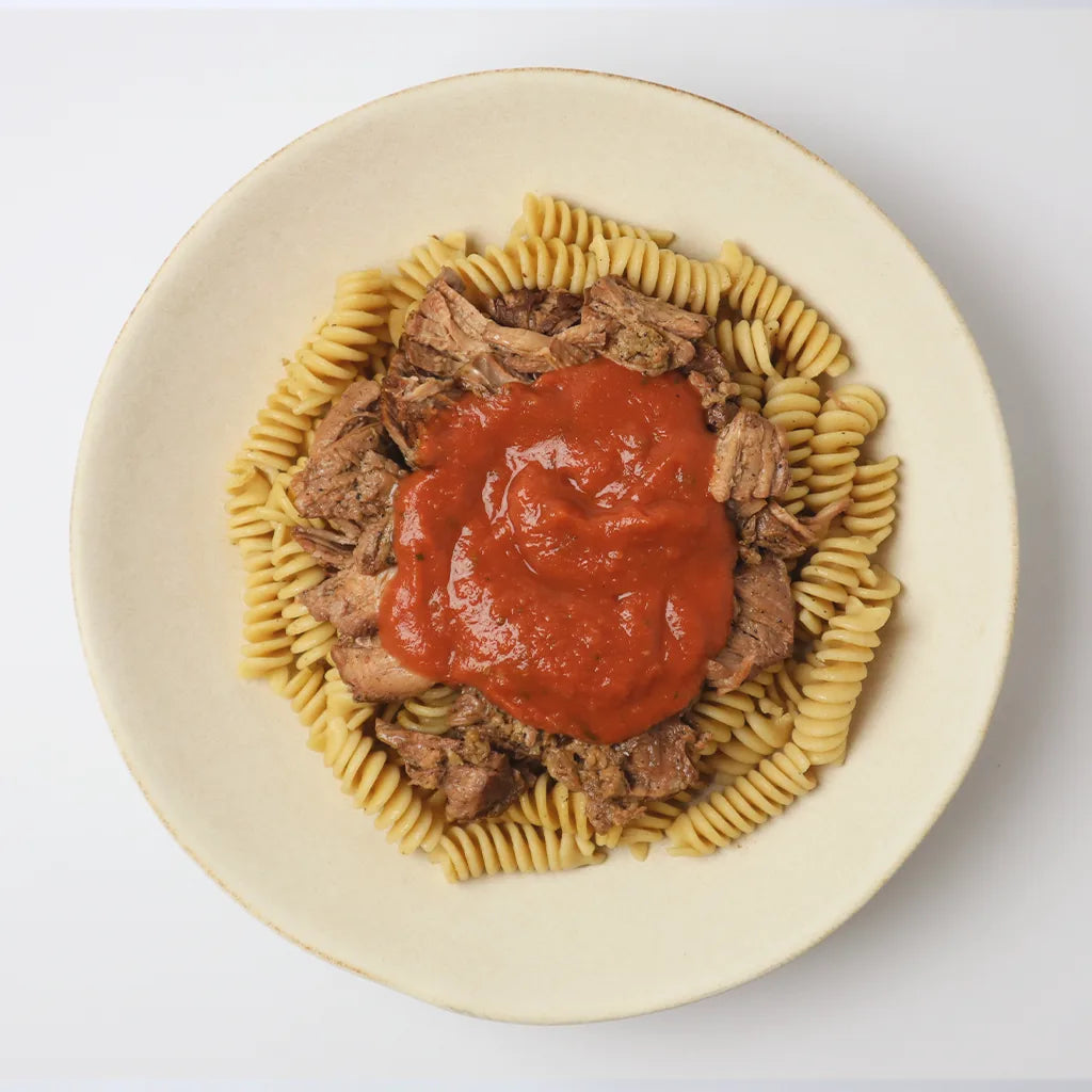 Pulled-Beef mit Vollkorn-Spiralen und Tomatensauce