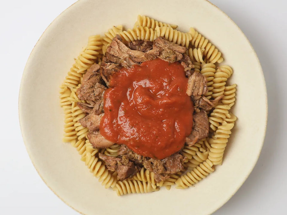 Pulled-Beef mit Vollkorn-Spiralen und Tomatensauce