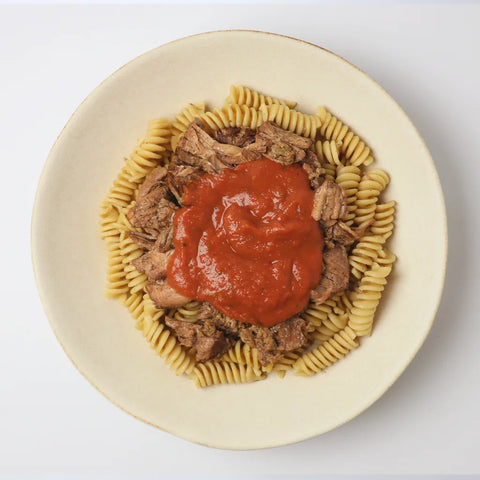 Pulled-Beef mit Vollkorn-Spiralen und Tomatensauce