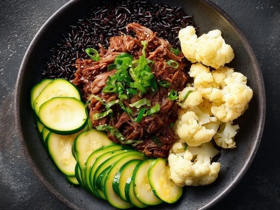 «Pulled-Beef mit Vollkornreis und Gemüse» von VitaFresh, angerichtet.