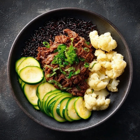 «Pulled-Beef mit Vollkornreis und Gemüse» von VitaFresh, angerichtet.