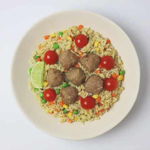 Rindballs auf gebratenem Reis