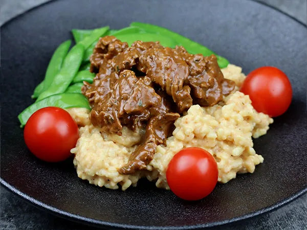 Rinds-Vitanoff auf Risotto mit Gemüse