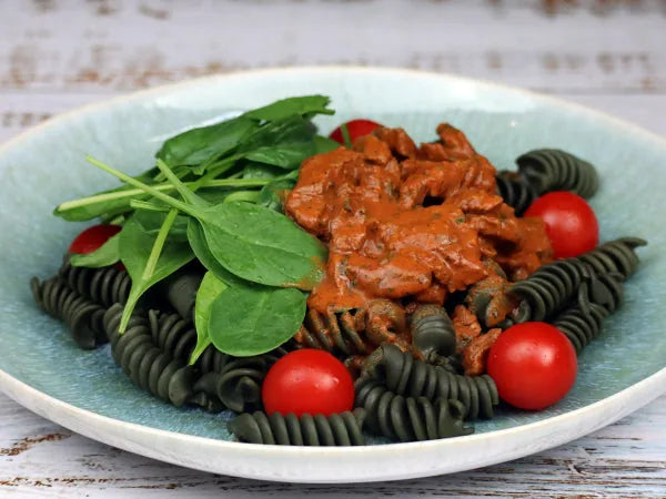 Rinds-Vitanoff mit Spiru-Pasta und Gemüse