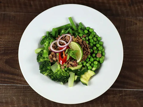 Rinds-Larb auf grünem Gemüsebeet "Hulk"