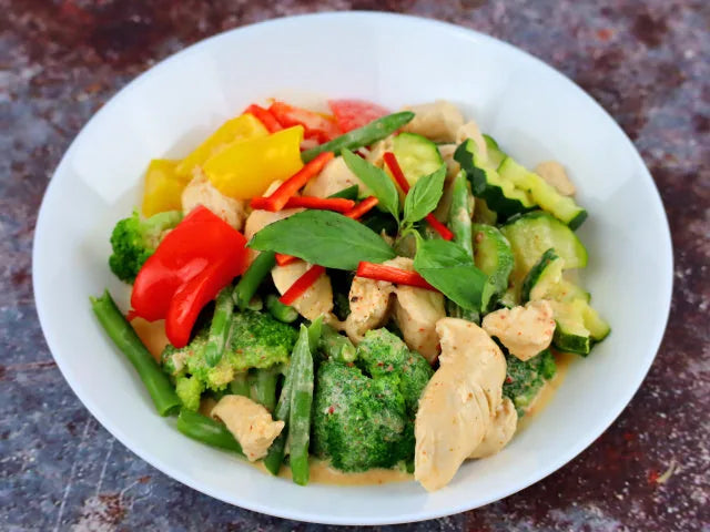 Rotes Curry Poulet mit Gemüse-Viererlei