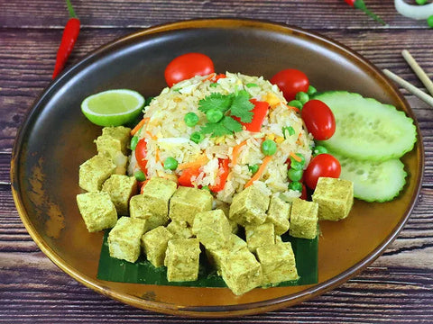 Satay-Tofu auf gebratenem Reis