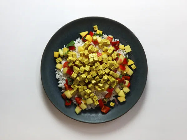 Satay-Tofu auf Kokos-Reis mit Mango-Salsa