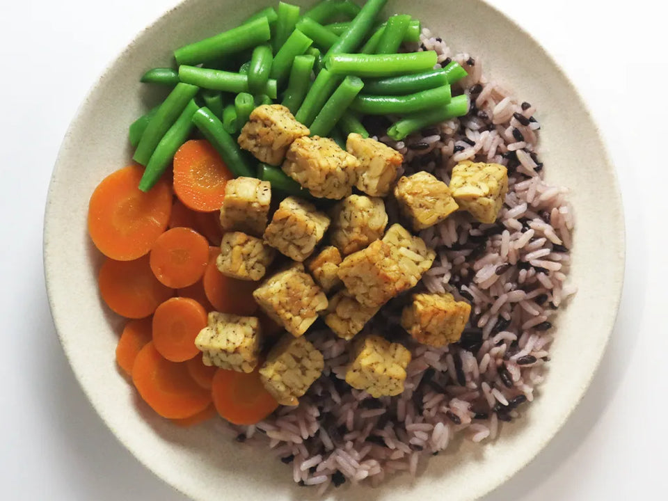 Tempeh mit Jasmin-Mix und Gemüse