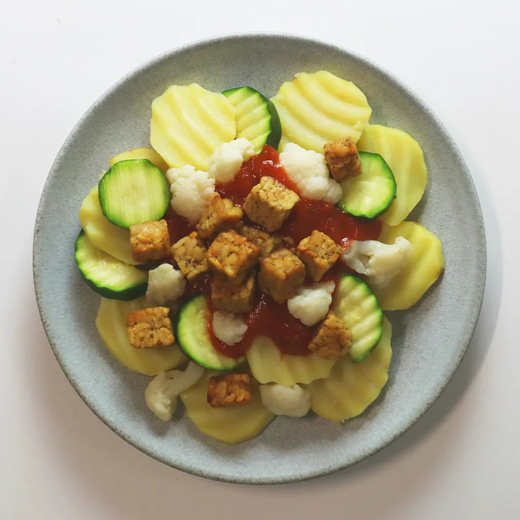 Tempeh mit Kartoffeln, Gemüse und Napoli-Sauce