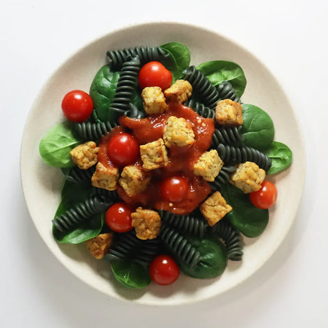 Tempeh mit Napoli-Spiru-Pasta und Gemüse