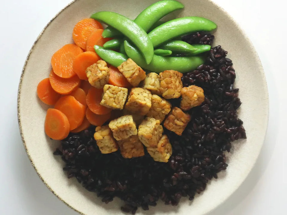 Tempeh mit Vollkornreis und Gemüse