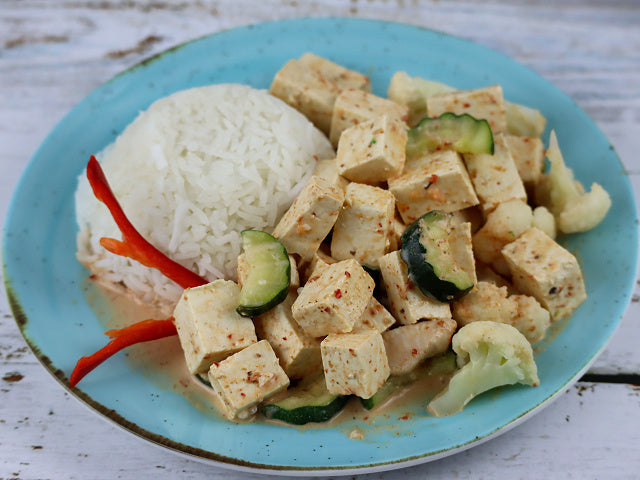 Rotes Curry Tofu mit Kokosreis und Gemüse