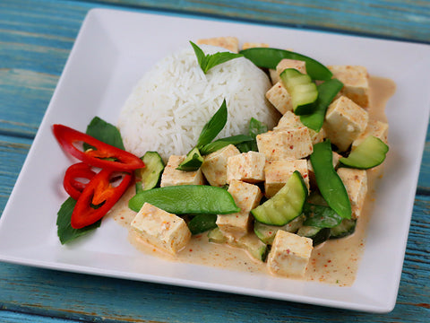 Rotes Curry Tofu mit Basmati und Gemüse