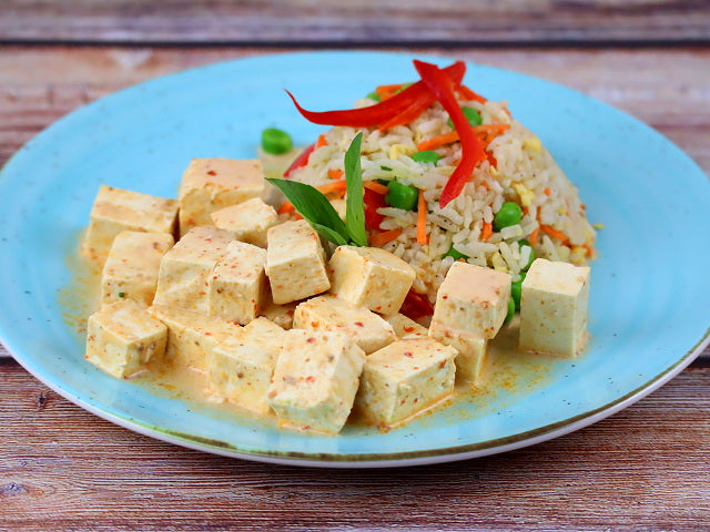 Rotes Curry Tofu mit gebratenem Reis