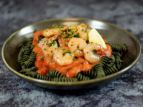 Kräuter-Shrimp auf Spiru-Pasta mit Tomatensauce