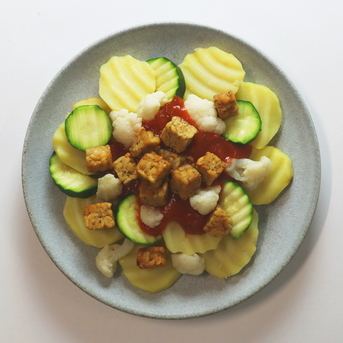 Tempeh mit Kartoffeln, Gemüse und Napoli-Sauce