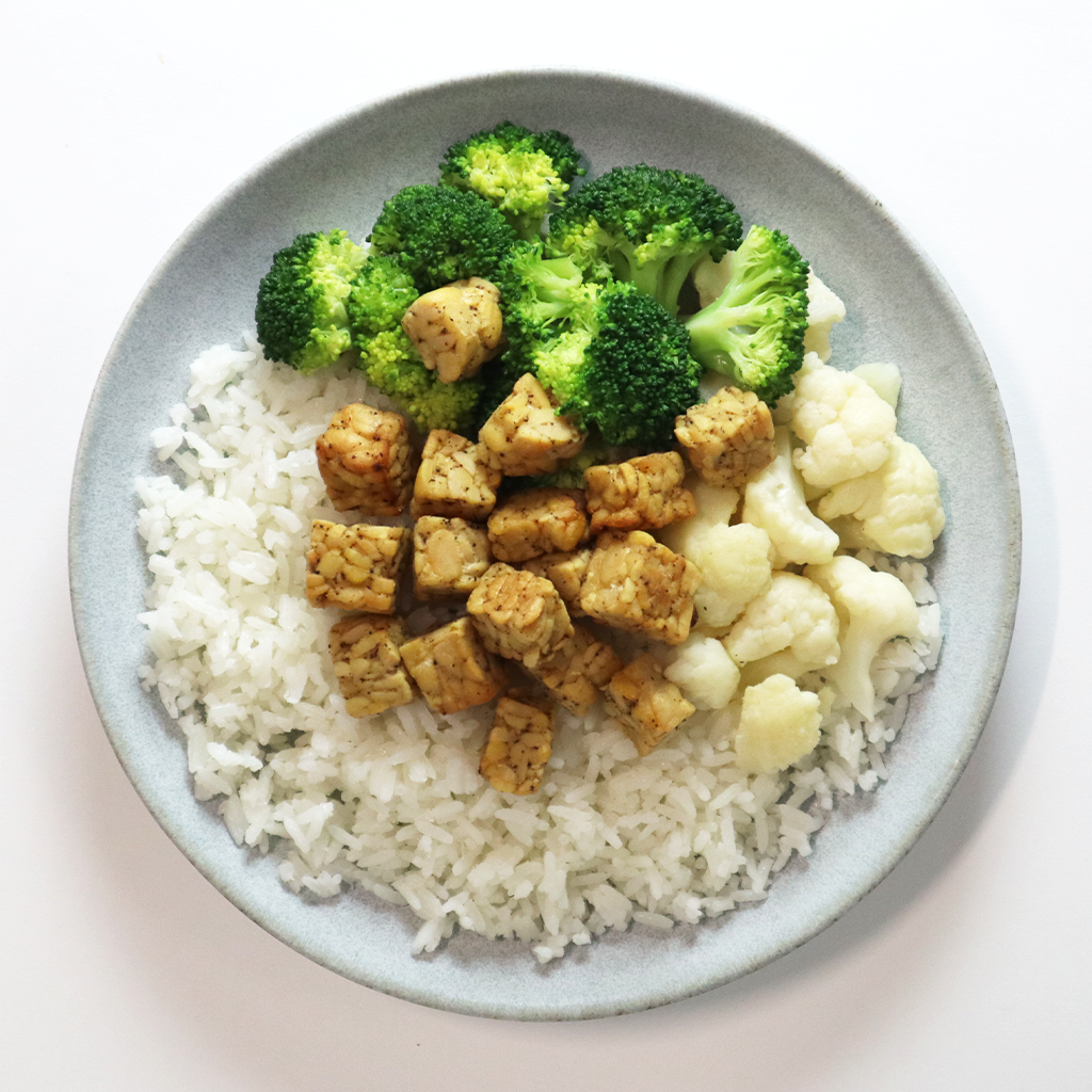 Tempeh mit Kokos-Reis und Gemüse