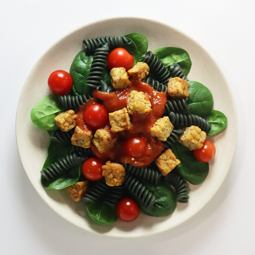 Tempeh mit Napoli-Spiru-Pasta und Gemüse