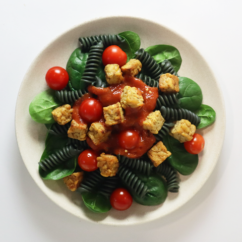 Tempeh mit Napoli-Spiru-Pasta und Gemüse