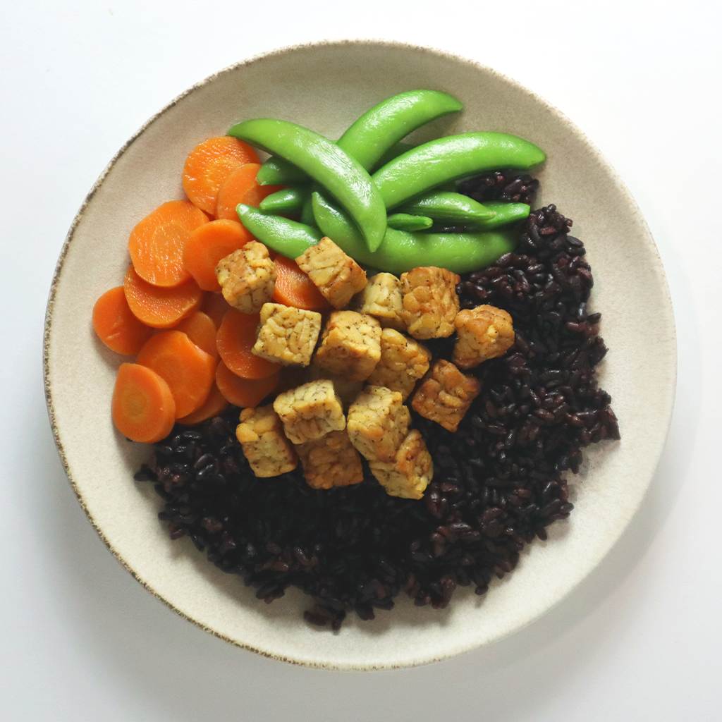 Tempeh mit Vollkornreis und Gemüse